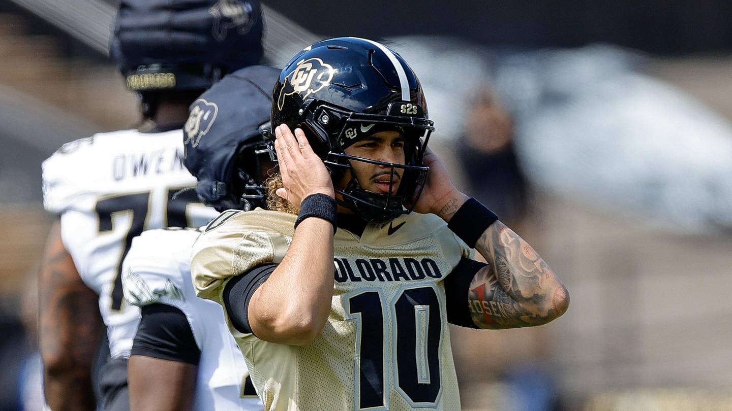 Colorado quarterback Julian Lewis